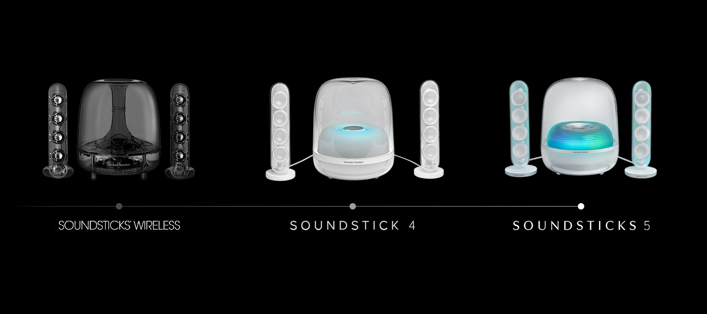 Sound Sticks의 역대 시리즈가 보입니다. 앞에서부터 SOUNDSTICKS WIRELESS, SOUNDSTICK 4, SOUNDSTICKS 5가 놓여 있습니다.