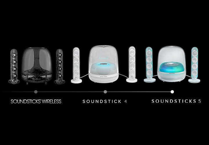 Sound Sticks의 역대 시리즈가 보입니다. 앞에서부터 SOUNDSTICKS WIRELESS, SOUNDSTICK 4, SOUNDSTICKS 5가 놓여 있습니다.