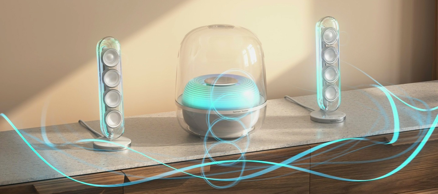 장식장 위에 흰색 스피커가 놓여 있으며, 스피커에는 푸른색 조명이 켜져 있습니다. 스피커에서는 푸른색 음향효과가 나오고 있습니다.