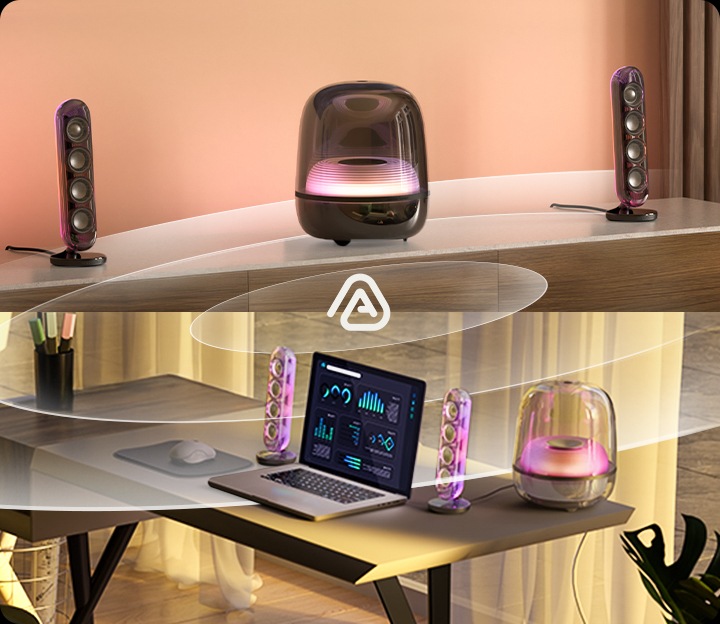 왼쪽에는 장식장 위에 검정색 스피커가 놓여 있으며, 오른쪽에는 테이블 위에 노트북과 흰색 스피커가 놓여 있습니다. 이미지 중간에는 왼쪽과 오른쪽이 연결된 듯한 효과가 표시되어 있으며, 효과 중간에는 삼각형 모양의 ‘Auracast™’를 표시하는 아이콘이 놓여 있습니다.
