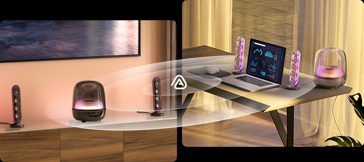 왼쪽에는 장식장 위에 검정색 스피커가 놓여 있으며, 오른쪽에는 테이블 위에 노트북과 흰색 스피커가 놓여 있습니다. 이미지 중간에는 왼쪽과 오른쪽이 연결된 듯한 효과가 표시되어 있으며, 효과 중간에는 삼각형 모양의 ‘Auracast™’를 표시하는 아이콘이 놓여 있습니다.