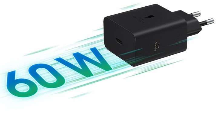 검정색 60W PD 충전기가 측면으로 배치되어 있습니다. 뒤쪽에는 녹색 빛의 움직임을 표현한 효과와 '60W' 문구가 함께 표시됩니다. 충전기 본체에는 'Super Fast Charging'과 'Low Standby'라는 문구가 나타납니다.