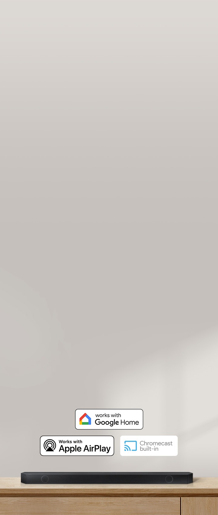 장식장 위에 사운드바가 올려져 있습니다. 사운드바 위에는 구글홈, 애플 에어플레이, 크롬캐스트 빌트인 아이콘이 있습니다.