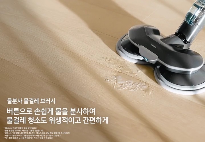 물걸레 브러시에 다회용포를 붙이는 모습이 나오며, 다음에는 물걸레 브러시를 이용하여 바닥에 있는 얼룩을 청소하는 모습을 표현하며, 왼쪽 하단 부분에는 물분사 물걸레 브러시 버튼으로 손쉽게 물을 분사하여 물걸레 청소도 위생적이고 간편하게 * 모델에 따라 제공되는 브러시는 상이합니다. * LED 라이트는 상시 ON 상태입니다. * 물통 용량은 150ml로 약 30분 사용이 가능합니다. * 물분사는 1회 짧게 누를 경우 0.3초 분사, 계속 누르고 있을 경우 최대 2초 분사됩니다. * 사용자의 분사 횟수 및 사용 환경에 따라 사용 시간은 상이할 수 있습니다. * 자사 실험 결과로 실 사용 환경에서는 차이가 있을 수 있습니다. 텍스트가 쓰여 있습니다. 다음으로는 틈새 브러시는 연결하여 소파 틈새를 청소하는 모습이 나타나고 왼쪽 하단 부분에는 틈새 브러시 쇼파, 모서리처럼 먼지가 쌓이기 쉬운 공간까지 깔끔하게 청소 가능 * 액세서리 구성은 제품에 따라 상이합니다. 텍스트가 쓰여 있습니다. 이어서 틈새 브러시의 앞부분을 늘려 소파 뒷부분의 먼지가 있는 바닥을 청소하는 모습을 나오며, 깊은곳도 손쉽게 텍스트가 쓰여 있습니다. 마지막으로는 솔브러시를 연결하여 바닥에 있는 먼지를 청소하고 있는 모습과 앞부분을 조금 늘려 서랍장 문 상단 부분을 청소하는 모습과 왼쪽 하단 부분에 솔브러시 구석구석 깔끔하게 청소 가능 텍스트가 쓰여 있습니다.