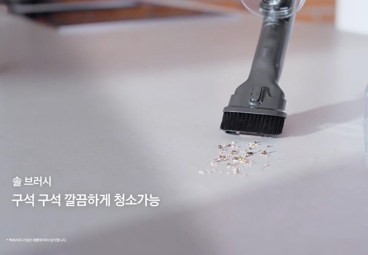 틈새 브러시의 앞부분을 늘려 소파 뒷부분의 먼지가 있는 바닥을 청소하는 모습을 나오며, 깊은곳도 손쉽게 텍스트가 쓰여 있습니다. 마지막으로는 솔브러시를 연결하여 바닥에 있는 먼지를 청소하고 있는 모습과 앞부분을 조금 늘려 서랍장 문 상단 부분을 청소하는 모습과 왼쪽 하단 부분에 솔브러시 구석구석 깔끔하게 청소 가능 텍스트가 쓰여 있습니다.