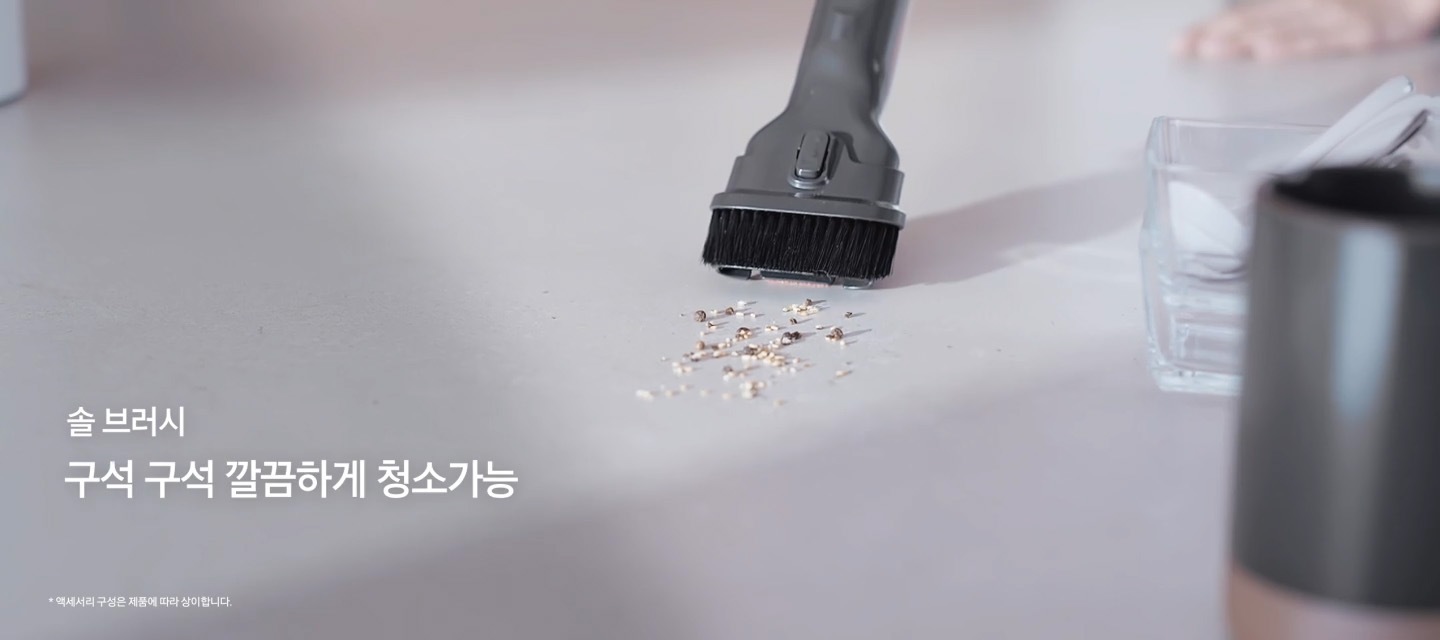 틈새 브러시의 앞부분을 늘려 소파 뒷부분의 먼지가 있는 바닥을 청소하는 모습을 나오며, 깊은곳도 손쉽게 텍스트가 쓰여 있습니다. 마지막으로는 솔브러시를 연결하여 바닥에 있는 먼지를 청소하고 있는 모습과 앞부분을 조금 늘려 서랍장 문 상단 부분을 청소하는 모습과 왼쪽 하단 부분에 솔브러시 구석구석 깔끔하게 청소 가능 텍스트가 쓰여 있습니다.