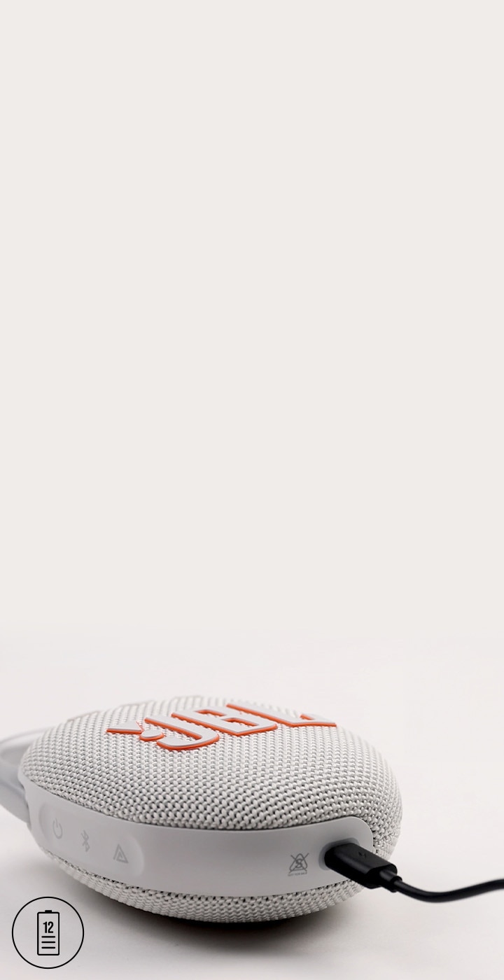 화이트 컬러 제품에 충전기 선이 연결되어 있습니다.