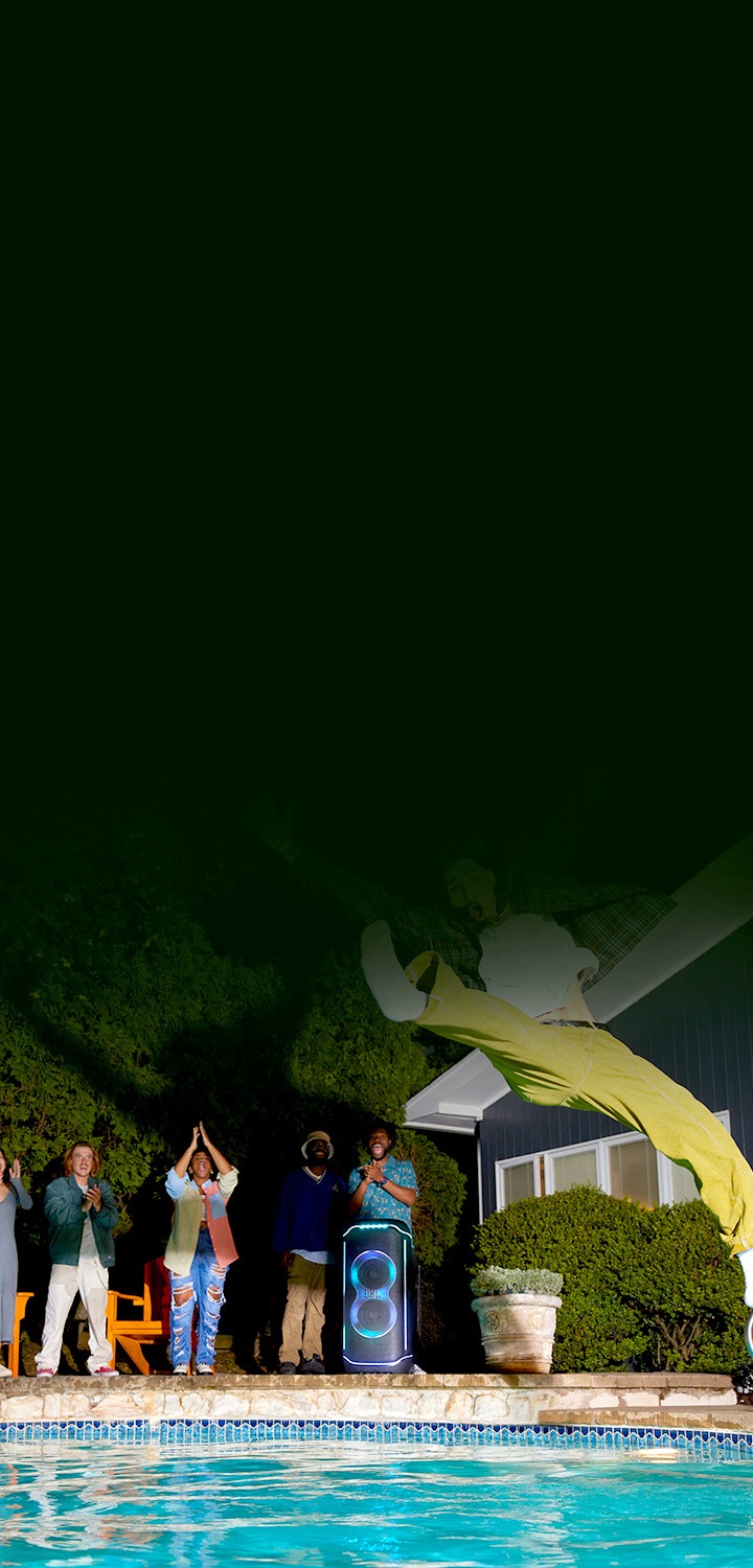 수영장으로 사람이 다이빙하고 있습니다. 수영장 주변으로는 제품과 사람들이 보입니다.