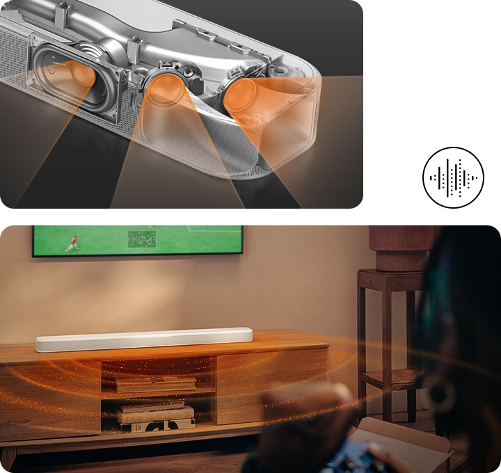 왼쪽 이미지는 화이트 색상의 사운드바 X-ray 이미지에서 음향효과가 나옵니다. 오른쪽 이미지는 벽에 TV가 설치되어 있으며, 화면에는 축구 게임이 화면이 송출되고 있습니다. TV 아래에는 장식장 놓여 있고, 그 위에는 화이트 색상의 사운드바가 놓여 있으며, 사운드바에서 음향효과가 나오고 있습니다.