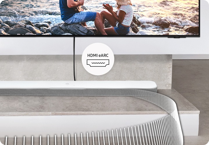 TV와 화이트 색상의 사운드바가 HDMI eARC 케이블로 연결되어 있습니다. TV에서는 기타를 연주하는 남성과 그 앞에 연주를 듣고 있는 여성이 보입니다. 사운드바에서는 음향효과가 나오고 있습니다.