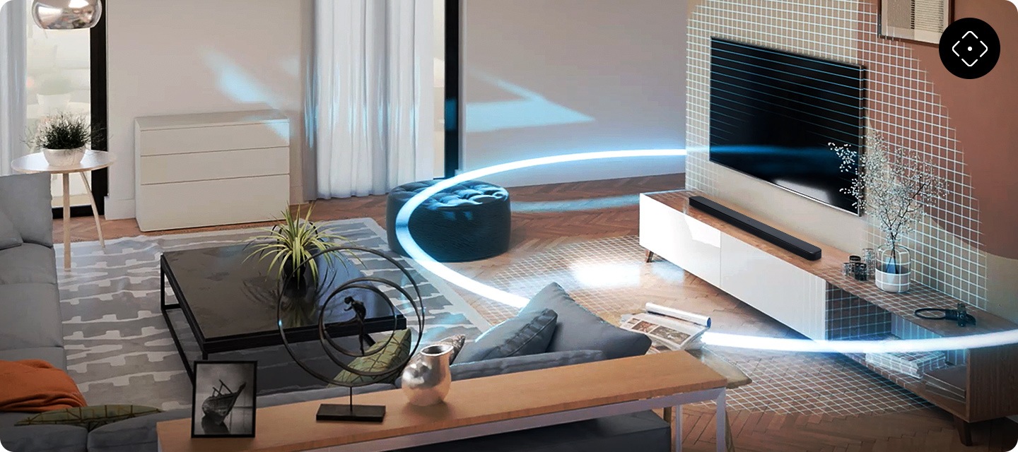 장식장 위에 블랙 색상의 사운드바가 놓여 있습니다. 장식장 앞에는 테이블과 소파가 놓여 있으며, 장식장 위로는 TV가 벽에 설치되어 있습니다. 사운드바에서 나온 소리가 거실을 감싸듯 음향효과가 표현되고 있습니다.