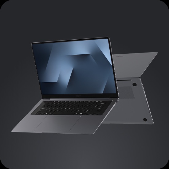 두 대의 갤럭시 북6 프로가 있습니다. 한 대는 펼쳐진 상태로 전면을 향하고 있고, 다른 한 대는 후면을 향하고 있습니다.