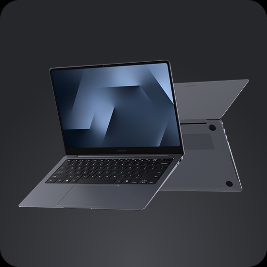 두 대의 갤럭시 북6 프로가 있습니다. 한 대는 펼쳐진 상태로 전면을 향하고 있고, 다른 한 대는 후면을 향하고 있습니다.