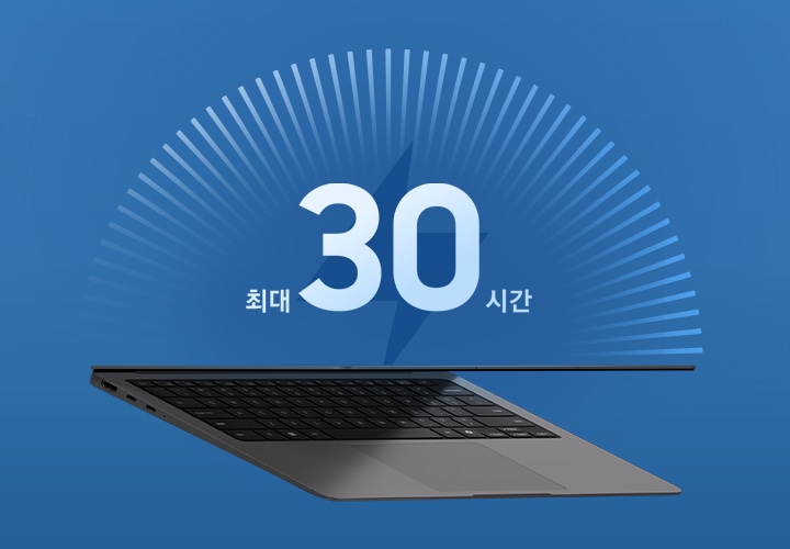 갤럭시 북6 프로가 살짝 열린 채로 조금 기울여져 있습니다. 기기의 상단에는 '최대 28시간'이라는 문구와 함께 그래픽으로 배터리 사용 시간을 강조하여 표시합니다.