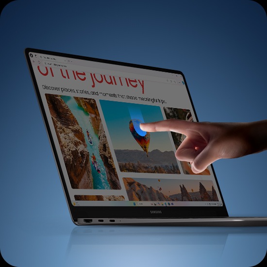 갤럭시 북6 프로의 사용자가 검지를 이용해 터치 스크린으로 페이지를 탐색하고, 동시에 웹사이트가 표시됩니다.