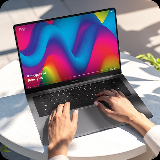 밝은 햇살 속 야외 테이블 위에 갤럭시 북6 프로가 놓여있습니다. 기기 속 전체 화면으로 영상이 재생되고 있습니다. 화면 이미지는 Vision Booster로 보다 향상된 가시성을 자랑하며 선명하고 생동감 있는 비주얼을 제공합니다.