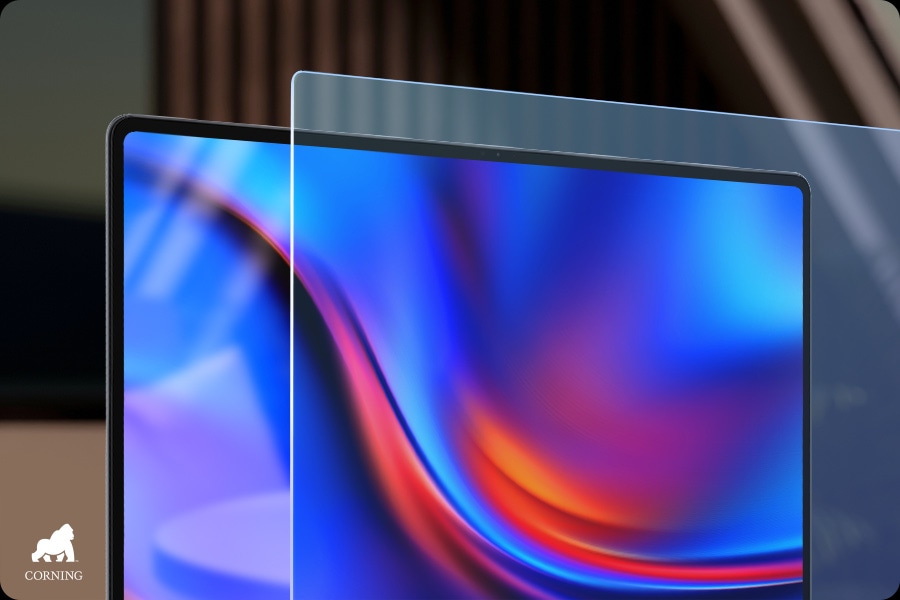 갤럭시 북6 프로는 살짝 오른쪽을 향해 펼쳐져 있습니다. 화면에는 다채로운 배경화면이 나타납니다. 화면 앞에는 반사 방지 코팅이 적용된 Corning® Gorilla® Glass 5가 있어 눈부심을 줄이고 빛에 노출된 부분을 보다 선명하게 표현하며 편안한 시야를 제공합니다.