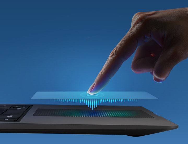 검지로 갤럭시 북6 프로 햅틱 터치패드를 누르는 모습입니다. 오버레이는 촉각 피드백을 통해 더욱 부드러운 네비게이션과 직관적인 조작을 지원합니다.