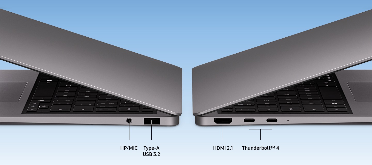두 대의 갤럭시 북6 프로가 각각 좌우 측면을 향해 살짝 열린 채로 놓여있습니다. 포트는 HP/MIC, 타입-A USB 3.2, HDMI 2.1, 그리고 두 개의  Thunderbolt™ 4로 표시됩니다. 액세서리, 디스플레이, 빠른 데이터 전송 등 다양한 연결 옵션이 함께 강조됩니다.