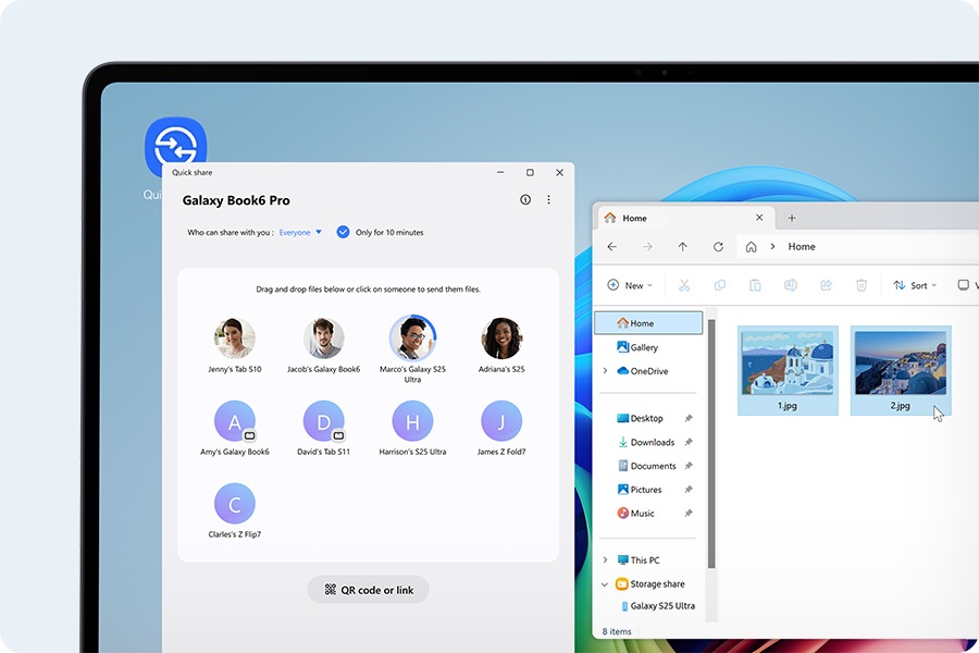 갤럭시 북6 프로에 퀵 쉐어가 열려있고 파일을 받는 사람과 기기 목록이 표시됩니다. 목록의 상단에는 '파일을 아래로 옮기거나 클릭하여 전송해 보세요.'라는 문구가 나타납니다. 그 옆에는 '홈' 폴더의 창이 열려 있고 두 장의 사진을 공유할 준비가 되어 있습니다. 화면에는 퀵 쉐어 아이콘이 표시됩니다.