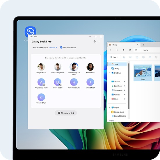 갤럭시 북6 프로에 퀵 쉐어가 열려있고 파일을 받는 사람과 기기 목록이 표시됩니다. 목록의 상단에는 '파일을 아래로 옮기거나 클릭하여 전송해 보세요.'라는 문구가 나타납니다. 그 옆에는 '홈' 폴더의 창이 열려 있고 두 장의 사진을 공유할 준비가 되어 있습니다. 화면에는 퀵 쉐어 아이콘이 표시됩니다.