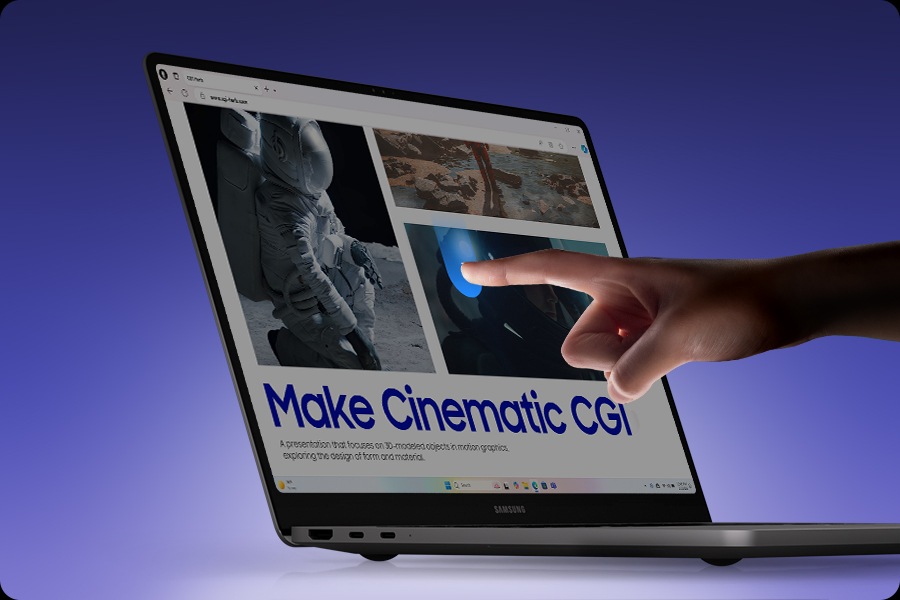 갤럭시 북6 울트라 화면에 웹사이트가 표시되어 있고 사용자가 페이지를 탐색하기 위해 검지로 터치 스크린을 사용하고 있는 모습입니다.