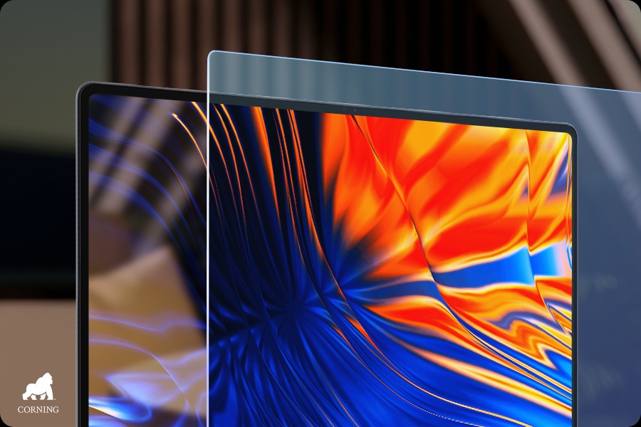 갤럭시 북6 울트라가 약간 오른쪽을 향해 열려있고 다채로운 컬러의 배경화면이 표시되어 있습니다. 화면 앞에 별도로 적용된 반사 방지 코팅 Corning® Gorilla® Glass 5가 나타나 있습니다. 화면에 적용되지 않은 부분과 비교했을 때 눈부심이 줄어들고 더 선명하고 편안한 시야를 제공하는 것을 강조하고 있습니다.
