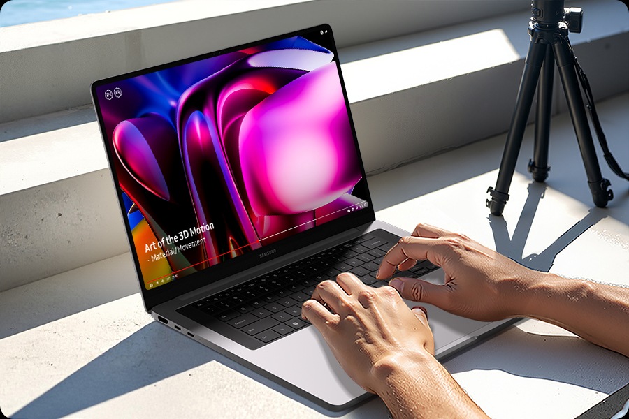 갤럭시 북6 울트라가 밝은 빛을 받으며 삼각대 옆에 있습니다. 전체 화면으로 영상이 재생되고 있습니다. Vision Booster로 선명하고 생동감 있는 화면이 유지되고 있습니다. 