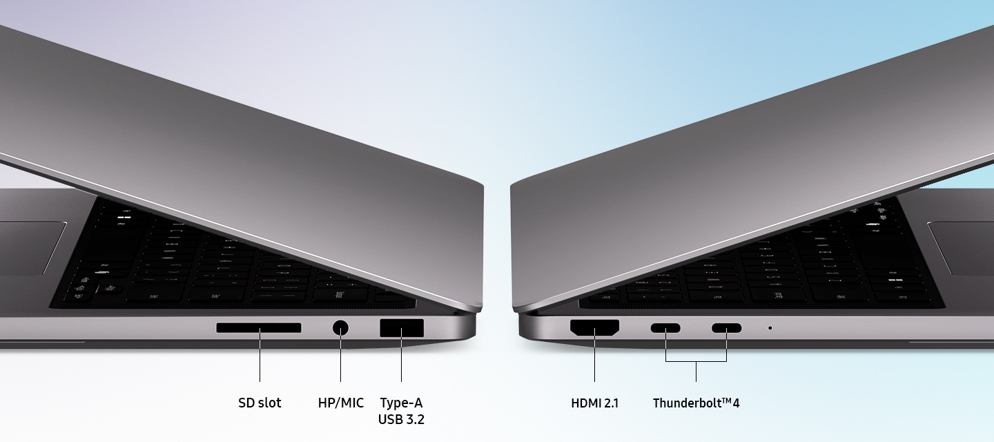 두 대의 갤럭시 북6 울트라가 내장된 포트 종류를 강조하기 위해 왼쪽, 오른쪽 측면 뷰로 약간 열린 상태로 있습니다. 포트는 각각 SD 슬롯, HP/MIC, Type-A USB 3.2, HDMI 2.1, 그리고 두 개의 Thunderbolt™ 4로 표시되어 있습니다. 이는 액세서리, 디스플레이, 빠른 데이터 전송 등 다양한 연결 옵션을 강조합니다. 