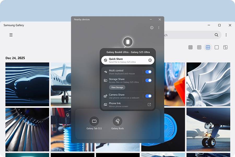 갤럭시 북6 울트라에서 삼성 갤러리 앱을 열면 기기에 있는 사진 목록이 표시됩니다. 근처 기기를 찾는 팝업이 나타나 갤럭시 S25 울트라와 연결된 상태를 표시합니다. 두 기기 간 사진을 전송하기 위해 퀵 쉐어를 사용하는 모습이 있습니다.