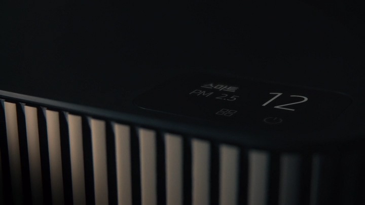 Infinite AI 공기청정기의 알림창 모습과 옆부분의 모습이 나타나며 세련된 디자인과 디자인 컨셉을 영상으로 표현하고 있습니다.