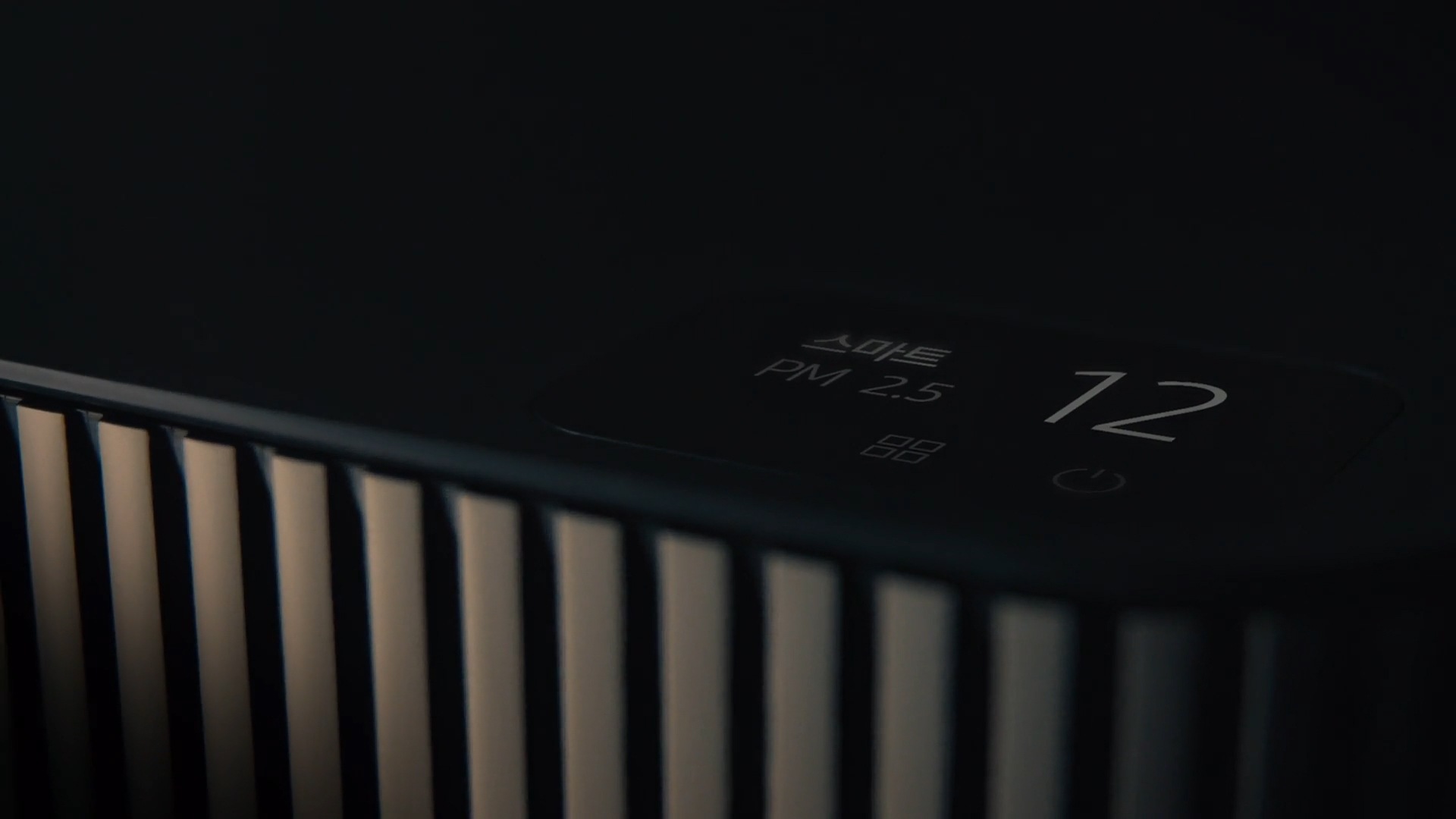 Infinite AI 공기청정기의 알림창 모습과 옆부분의 모습이 나타나며 세련된 디자인과 디자인 컨셉을 영상으로 표현하고 있습니다.