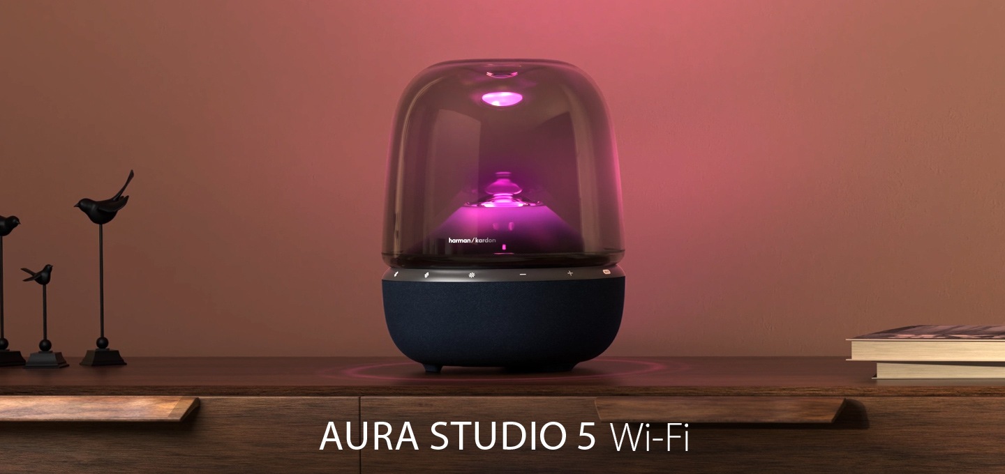 Aura Studio 5 Wi-Fi 소개 영상입니다. Aura Studio 5 Wi-Fi의 외관 디자인, 3-Way 사운드 필드, 무드 라이팅, Harman Kardon One 앱, Auracast™, Wi-Fi로 연결 가능한 서비스와 같이 Aura Studio 5 Wi-Fi 에서 이용 가능한 기능들이 설명되고 있습니다.