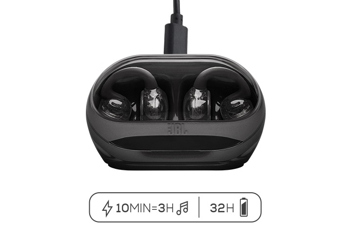 중전 중인 블랙 색상의 이어폰 케이스가 보입니다. 