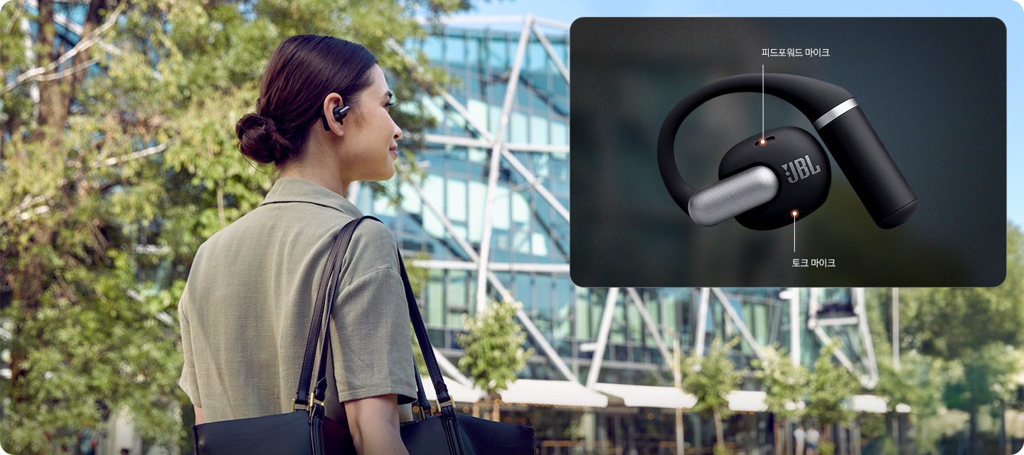 블랙 색상의 이어폰을 착용한 여성이 길을 걷고 있습니다. 여성의 오른쪽에는 검은 배경 위에 블랙 색상의 이어폰이 놓여 있으며, 이어폰에 마이크 위치가 표시되어 있습니다.