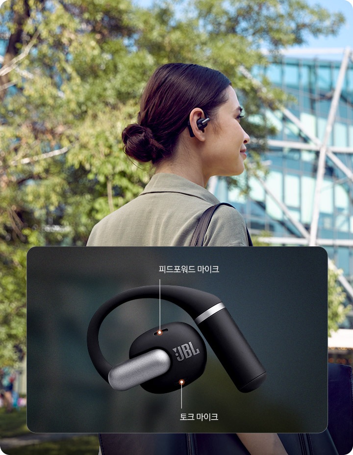 블랙 색상의 이어폰을 착용한 여성이 길을 걷고 있습니다. 여성의 오른쪽에는 검은 배경 위에 블랙 색상의 이어폰이 놓여 있으며, 이어폰에 마이크 위치가 표시되어 있습니다.