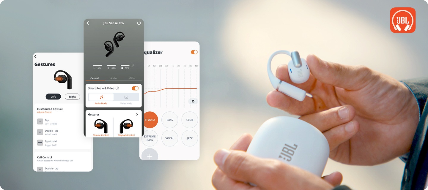 화이트 색상의 케이스와 이어폰을 들고 있는 손 왼쪽으로 JBL Headphones 앱 화면 3개가 놓여 있습니다.