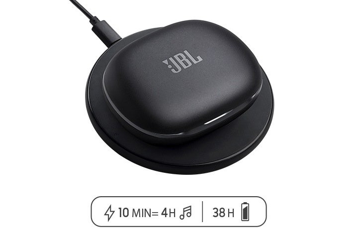 충전 패드 위에 블랙 색상의 이어폰 케이스가 놓여 있습니다.