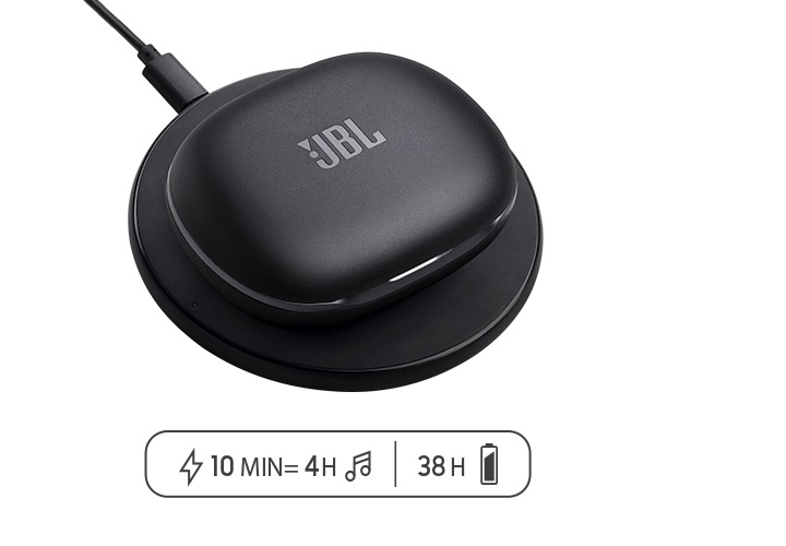 충전 패드 위에 블랙 색상의 이어폰 케이스가 놓여 있습니다.