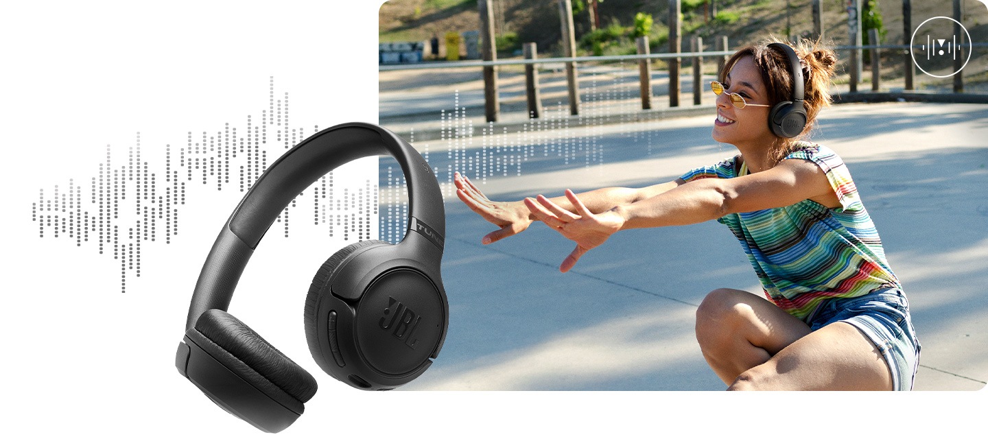 블랙 색상의 헤드폰을 착용한 여성이 공원에서 춤을 축고 있습니다. 여성의 왼쪽에는 블랙 색상의 헤드폰이 놓여 있으며, 헤드폰 뒤에서부터 여성의 얼굴까지 음향효과가 있습니다.