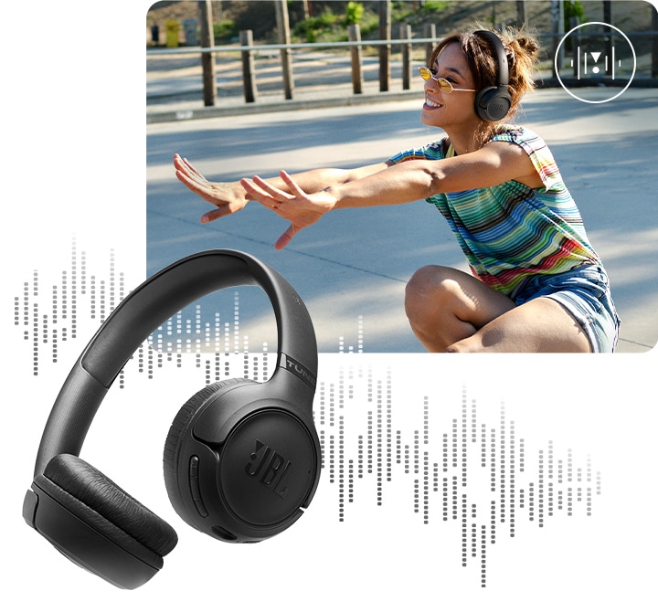 블랙 색상의 헤드폰을 착용한 여성이 공원에서 춤을 축고 있습니다. 여성의 왼쪽에는 블랙 색상의 헤드폰이 놓여 있으며, 헤드폰 뒤에서부터 여성의 얼굴까지 음향효과가 있습니다.