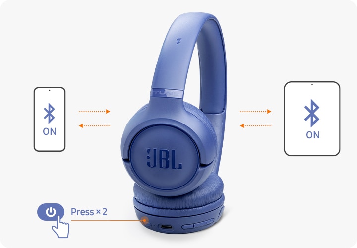 블루 색상의 헤드폰 왼쪽에는 휴대폰이 놓여 있고, 오른쪽에는 태블릿이 놓여 있으며 그 사이에는 화살표가 있습니다. 