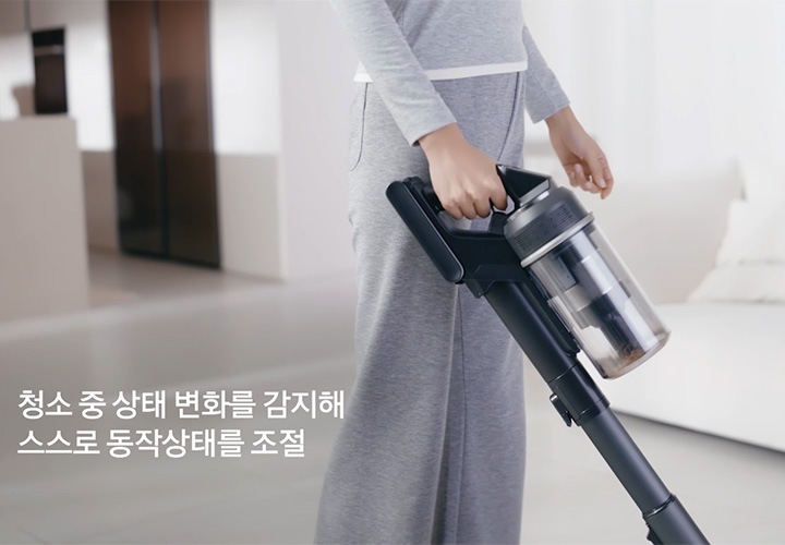 바닥에 작동중인 청소기를바닥에 내려 놓는 장면과 소파 같은 가구에 기대어 놓는 모습이 나오고 왼쪽 하단 부분에 바닥에 내려 놓거나 기대면 * 멈춤 감지 및 동작 일시정지 등 스마트 모션 클리닝 기능 동작 결과는 실 사용 환경에 따라 상이할 수 있습니다. * 핸디 상태 및 솔/틈새/침구 브러시 장착 상태로 바닥에 내려놓을 경우, ‘바닥 내려놓음’이 아닌 일반 ‘멈춤’ 상태로 인지하여 약 5초 후 청소모드를 정지하며 실 사용 환경에 따라 상이할 수 있습니다. * 물걸레 브러시 동작 중 벽에 기대어 놓을 경우, 물걸레 패드 회전으로 인해 세트가 지속적으로 움직이므로 멈춤으로 감지하지 않으며 이는 실 사용 환경에 따라 상이할 수 있습니다. 라도 텍스트가 쓰여 있습니다. 다음으로는 LCD 화면 부분의 내부의 회로같은 모습을 표현하고 있습니다. 왼쪽 하단 부분에는 가속도 센서가 멈춤 상태를 스스로 감지하여 일시정지 텍스트가 쓰여 있습니다. 이어서 화면이 3갈래로 나눠 지며 왼쪽 상단 부분에는 시간이 얼마나 흐른지를 알려주고, 왼쪽 하단 부분에는 이전 장면의 마지막 장면이 멈춰 있으며, 오른쪽 부분에는 1분 이내 다시 들어올리면 ON 이라는 텍스트와 청소기를 들어 올리는 장면이 나타나 있습니다. 마지막으로는 청소기를 들어올리는 장면이 멈춰 있으며, 왼쪽 상단에 시간이 1분이 지나는 모습이 보이고 있습니다. 오른쪽 부분에는 1분이 지나면서 LCD 화면이 꺼지는 모습을 표현하고 1분이 지나면 자동 OFF 텍스트가 쓰여 있습니다.