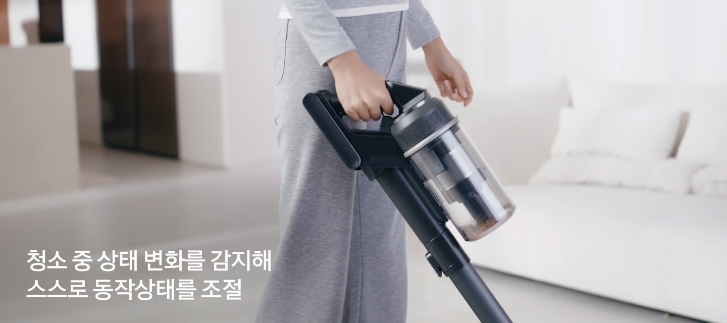 바닥에 작동중인 청소기를바닥에 내려 놓는 장면과 소파 같은 가구에 기대어 놓는 모습이 나오고 왼쪽 하단 부분에 바닥에 내려 놓거나 기대면 * 멈춤 감지 및 동작 일시정지 등 스마트 모션 클리닝 기능 동작 결과는 실 사용 환경에 따라 상이할 수 있습니다. * 핸디 상태 및 솔/틈새/침구 브러시 장착 상태로 바닥에 내려놓을 경우, ‘바닥 내려놓음’이 아닌 일반 ‘멈춤’ 상태로 인지하여 약 5초 후 청소모드를 정지하며 실 사용 환경에 따라 상이할 수 있습니다. * 물걸레 브러시 동작 중 벽에 기대어 놓을 경우, 물걸레 패드 회전으로 인해 세트가 지속적으로 움직이므로 멈춤으로 감지하지 않으며 이는 실 사용 환경에 따라 상이할 수 있습니다. 라도 텍스트가 쓰여 있습니다. 다음으로는 LCD 화면 부분의 내부의 회로같은 모습을 표현하고 있습니다. 왼쪽 하단 부분에는 가속도 센서가 멈춤 상태를 스스로 감지하여 일시정지 텍스트가 쓰여 있습니다. 이어서 화면이 3갈래로 나눠 지며 왼쪽 상단 부분에는 시간이 얼마나 흐른지를 알려주고, 왼쪽 하단 부분에는 이전 장면의 마지막 장면이 멈춰 있으며, 오른쪽 부분에는 1분 이내 다시 들어올리면 ON 이라는 텍스트와 청소기를 들어 올리는 장면이 나타나 있습니다. 마지막으로는 청소기를 들어올리는 장면이 멈춰 있으며, 왼쪽 상단에 시간이 1분이 지나는 모습이 보이고 있습니다. 오른쪽 부분에는 1분이 지나면서 LCD 화면이 꺼지는 모습을 표현하고 1분이 지나면 자동 OFF 텍스트가 쓰여 있습니다.