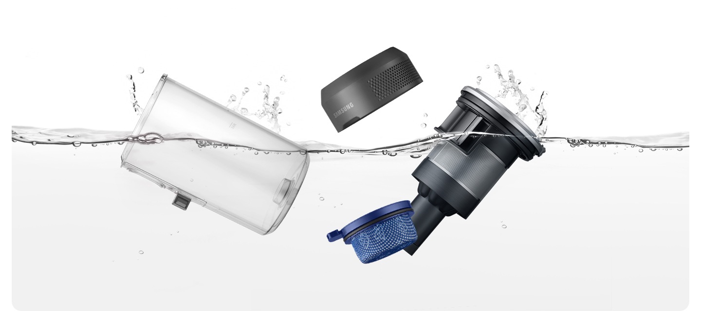 깨끗한 물이 출렁이는 모습을 배경으로 그 안으로 제트의 먼지통과 싸이클론, 모터 필터, 고성능 필터, 고성능 필터가 잠기고 있는 모습으로 먼지통 부분을 분해되어 물 세척이 가능한 것을 알려주고 있습니다.