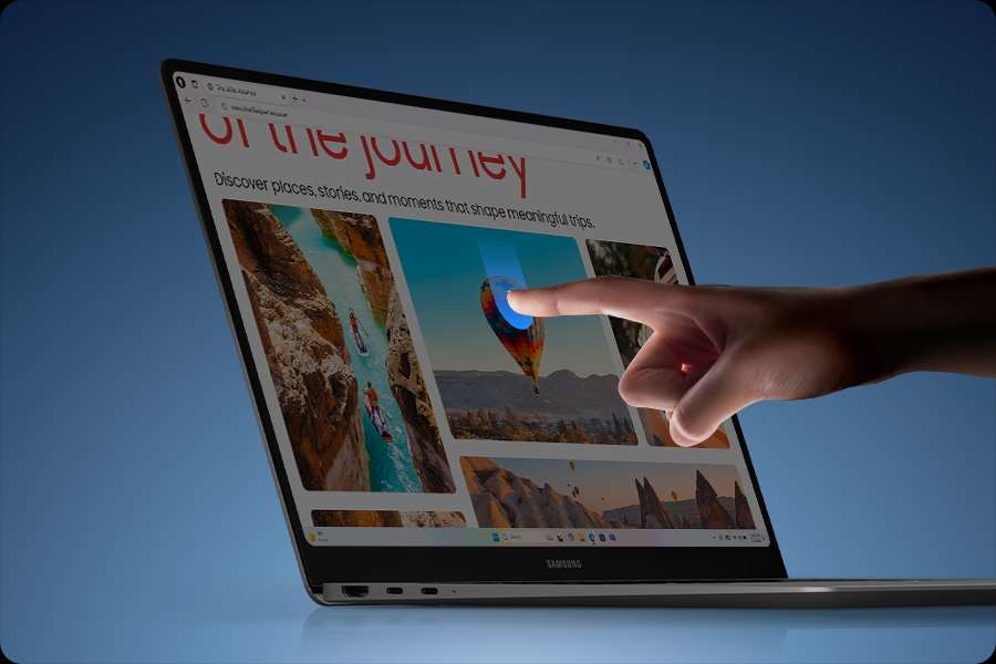 [갤럭시 북6 프로의 사용자가 검지를 이용해 터치 스크린으로 페이지를 탐색하고, 동시에 웹사이트가 표시됩니다.]