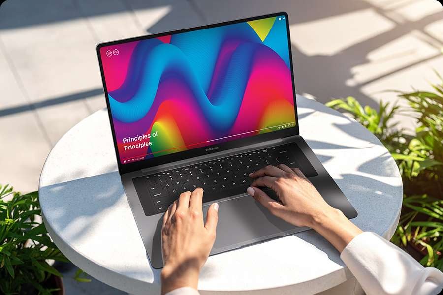 [밝은 햇살 속 야외 테이블 위에 갤럭시 북6 프로가 놓여있습니다. 기기 속 전체 화면으로 영상이 재생되고 있습니다. 화면 이미지는 Vísí~óñ Bó~ósté~r로 보다 향상된 가시성을 자랑하며 선명하고 생동감 있는 비주얼을 제공합니다.]