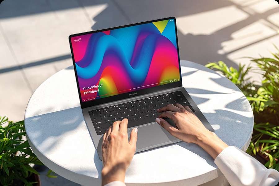 밝은 햇살 속 야외 테이블 위에 갤럭시 북6 프로가 놓여있습니다. 기기 속 전체 화면으로 영상이 재생되고 있습니다. 화면 이미지는 Vision Booster로 보다 향상된 가시성을 자랑하며 선명하고 생동감 있는 비주얼을 제공합니다.