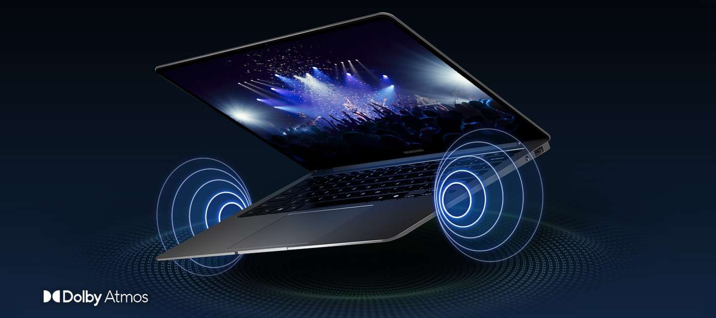 갤럭시 북6 프로가 반쯤 펼쳐진 상태로 살짝 왼쪽을 향해 기울어져 있습니다. 관객들이 콘서트를 즐기는 영상과 키보드가 함께 강조됩니다. 일러스트로 표현된 음파가 키보드 양쪽에 나타나고 Dolby Atmos 로고가 표시됩니다.