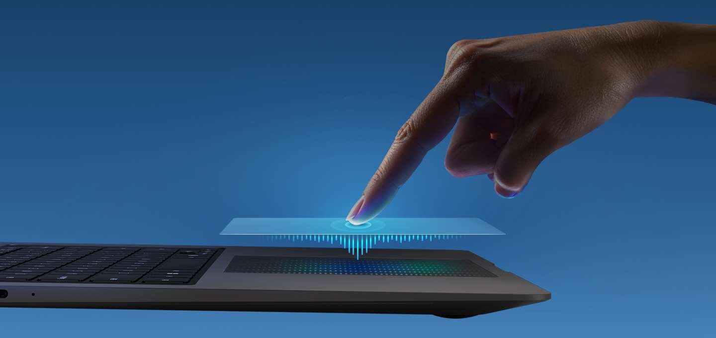 [검지로 갤럭시 북6 프로 햅틱 터치패드를 누르는 모습입니다. 오버레이는 촉각 피드백을 통해 더욱 부드러운 네비게이션과 직관적인 조작을 지원합니다.]